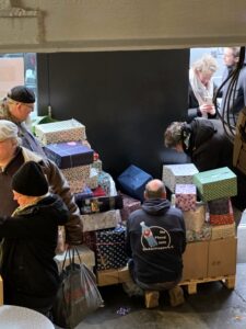 Die Weihnachtsgeschenke werden verteilt